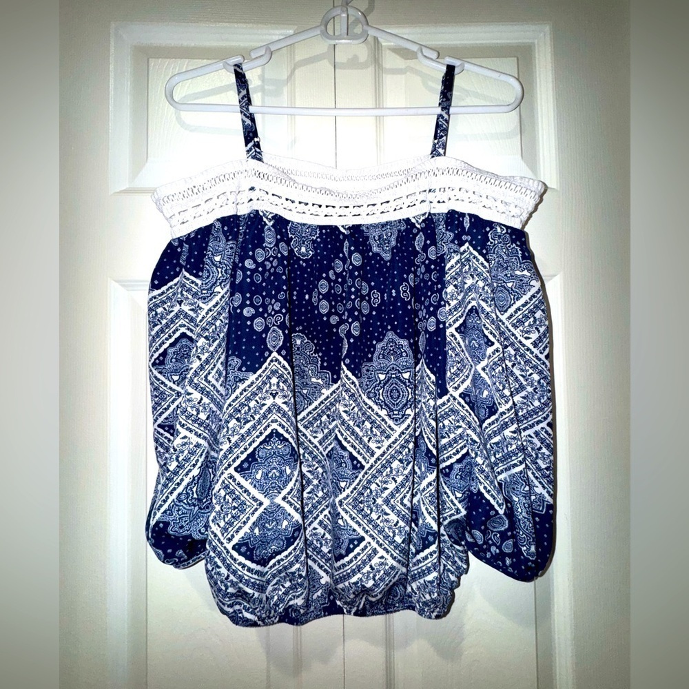 BCX Ladies Navy & White Bandana Paisley Print Cold Shoulder Blouse. Size S EUC